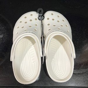 NWT white CROCS Mens 6 Womens 8
